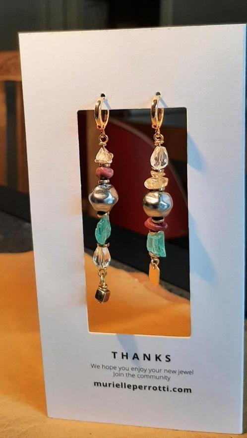 Te koop: Nieuw!! Mooie lange oorbellen van Murielle Perrotti, Handtassen en Accessoires, Oorbellen, Nieuw, Hangers, Goud, Grijs