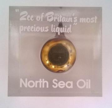 Goutte de pétrole de la mer du Nord dans un cube transparent
