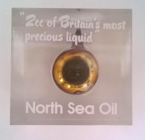 Goutte de pétrole de la mer du Nord dans un cube transparent, Collections, Minéraux & Fossiles, Autres types, Enlèvement ou Envoi