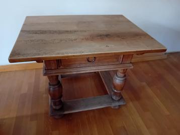 Prachtige antieke tafel met lade en uniek patina beschikbaar voor biedingen