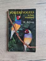 Boek : volière vogels in hun stamland / M.de Jong, Boeken, Ophalen of Verzenden, Gelezen, Vogels