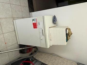 dringende verkoop van keuken, toestelen, trap & vissen  beschikbaar voor biedingen