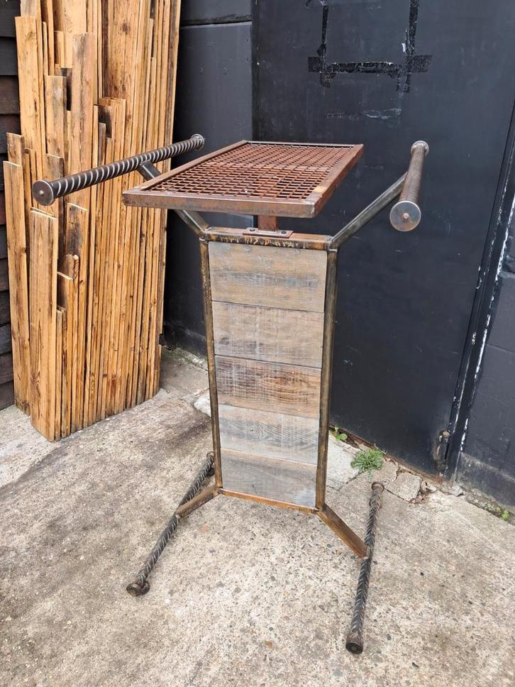 staander met roosterblad en stevige handgrepen, Huis en Inrichting, Woonaccessoires | Zuilen en Pilaren, Gebruikt, Ophalen