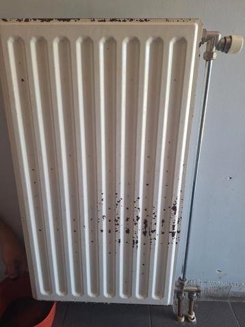 Kleine radiator met muurbevestiging beschikbaar voor biedingen