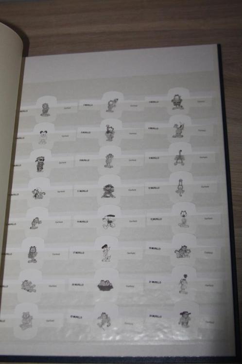 15 reeksen Garfield sigarenbanden in postzegelboek, Verzamelen, Stripfiguren, Zo goed als nieuw, Overige typen, Garfield, Ophalen of Verzenden