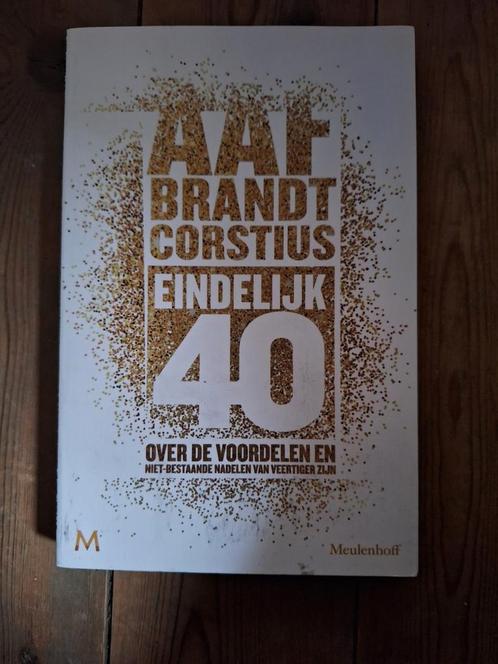 Aaf Brandt Corstius - Eindelijk 40, Boeken, Overige Boeken, Zo goed als nieuw, Ophalen of Verzenden