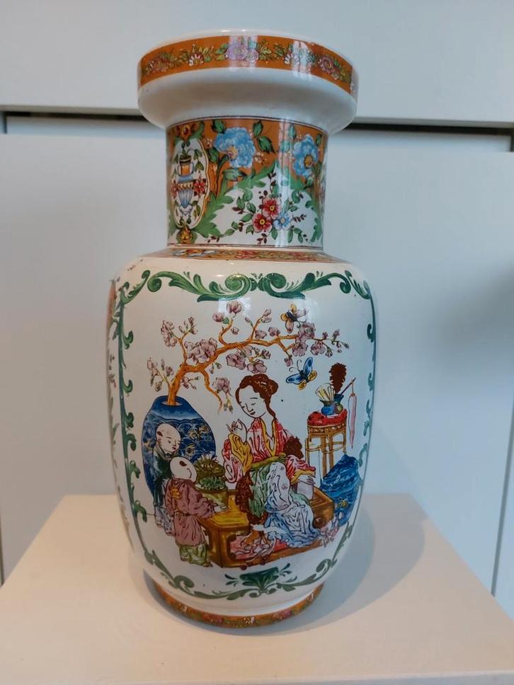 Chinese porseleinen vaas in de stijl van Famille Rose, Antiek en Kunst, Antiek | Vazen, Ophalen