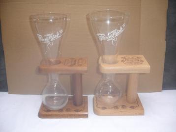 Bierglas Pauwel Kwak in houten houder beschikbaar voor biedingen