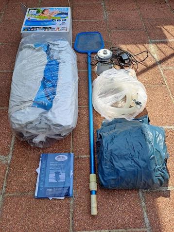 Piscine INTEX gonflable + nombreux accessoires beschikbaar voor biedingen