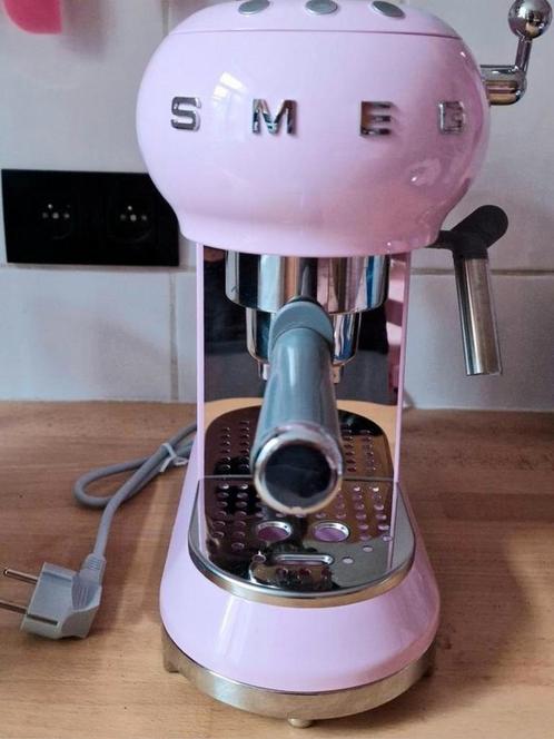 Smeg espressomachine roze gemalen koffie en pads, Elektronische apparatuur, Koffiezetapparaten, Nieuw, Gemalen koffie, Espresso apparaat