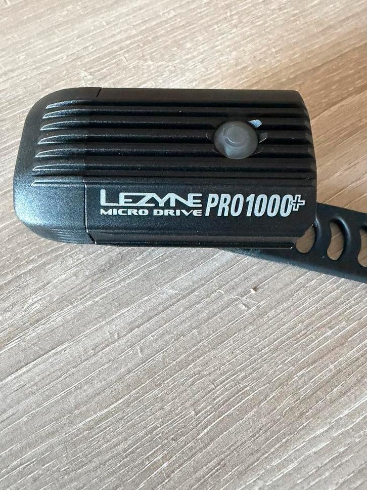 Lampe Vélo Lezyne Micro Drive Pro 1000+, Vélos & Vélomoteurs, Accessoires vélo | Éclairage de vélo, Batterie, Rechargeable, Enlèvement ou Envoi