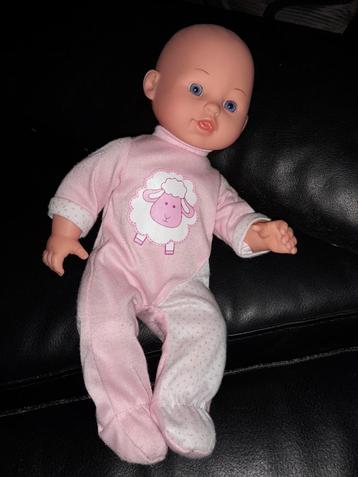 Petite poupée bébé avec tenue rose beschikbaar voor biedingen