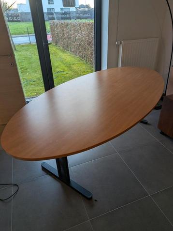 Vergadertafel in zeer goede staat beschikbaar voor biedingen