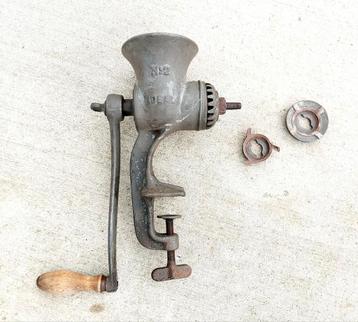 Oude handmatige vleesmolen beschikbaar voor biedingen