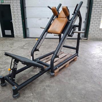 Matrix Magnum Hack Squat  beschikbaar voor biedingen