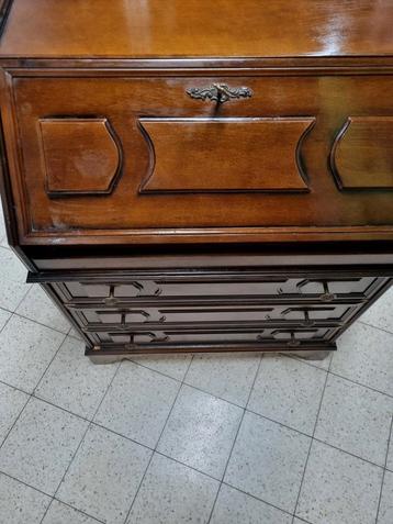 Secretaire beschikbaar voor biedingen