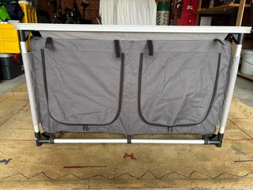 Kast voor in voortent of onder luifel beschikbaar voor biedingen