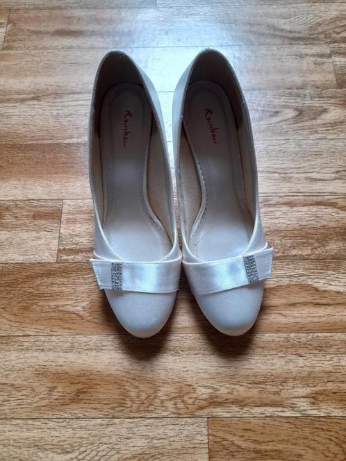 Mooie schoenen met een fijne blinkende stof en leder., Kleding | Dames, Schoenen, Zo goed als nieuw, Pumps, Beige, Ophalen of Verzenden