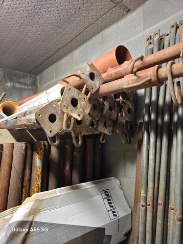 Lot bouwmateriaal,stelling,schraven,stippen,leuning ,kruisen beschikbaar voor biedingen