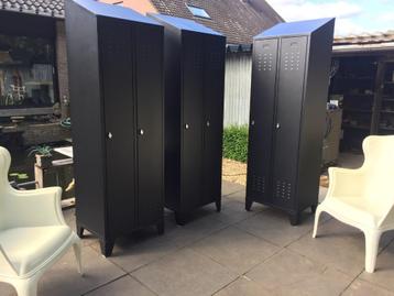 2 - deurs lockers / lockerkasten . Als nieuw ! beschikbaar voor biedingen