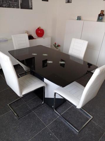 Hoogglans eetkamer, Enlèvement, Utilisé