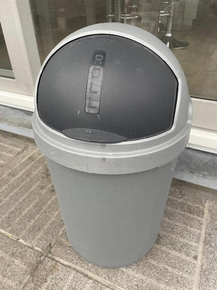 2 grote vuilnisbakken : 1x grijs  en 1x zwart ALS NIEUW, Huis en Inrichting, Woonaccessoires | Prullenbakken, Zo goed als nieuw