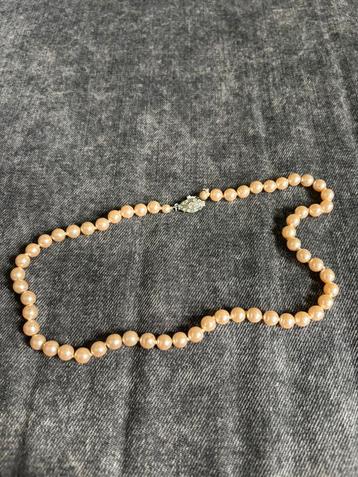 Vintage parelketting beschikbaar voor biedingen
