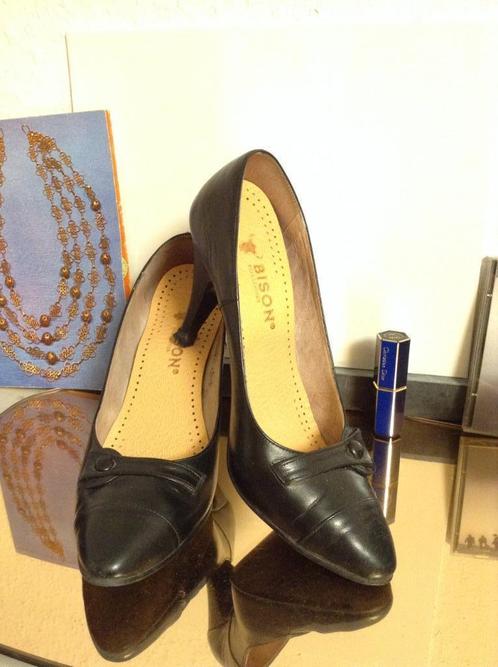 anciennes chaussures escarpin 38 en cuir talon aiguille, Vêtements | Femmes, Chaussures, Porté, Escarpins, Noir, Enlèvement