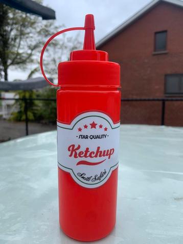 Nieuwe lege ketchup bussen