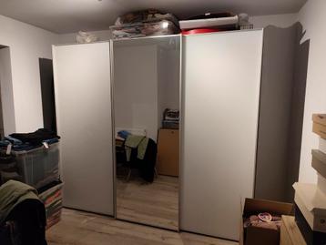 Kleerkast beschikbaar voor biedingen