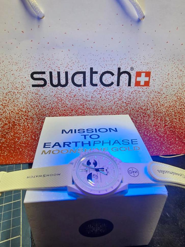 omega x swatch moonswatch moonshine gold, Handtassen en Accessoires, Horloges | Heren, Omega, Ophalen