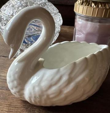 Vintage bloempot zwaantje beschikbaar voor biedingen