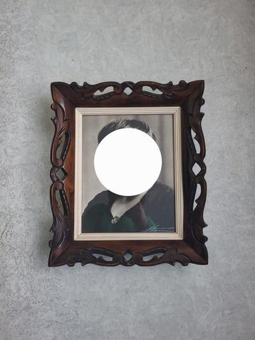 Houten antieken uitgesneden fotokader beschikbaar voor biedingen