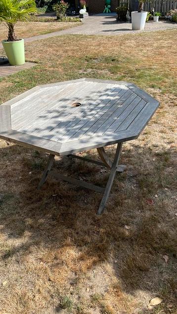 Achthoekige houten teak tafel voor 6 personen beschikbaar voor biedingen