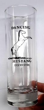 Recht drinkglas met zwarte opdruk " Dancing Mustang " (Diest, Ophalen of Verzenden