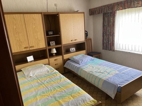 Bruine slaapkamer met twee éénpersoonsbedden, Huis en Inrichting, Slaapkamer | Bedden, Zo goed als nieuw, Eenpersoons, 90 cm, 200 cm