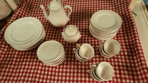 Vintage borden koffietasjes koffiekan suikerpot wit porselei, Antiek en Kunst, Antiek | Porselein, Ophalen of Verzenden