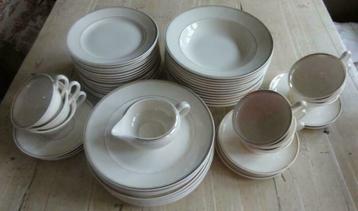  4 Soep borden, gouden randjes, Societé Ceramique Maestricht beschikbaar voor biedingen