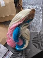 Perruque cosplay blonde mèches rose & bleu + wig cap neuve, Ophalen of Verzenden, Zo goed als nieuw, Overige typen