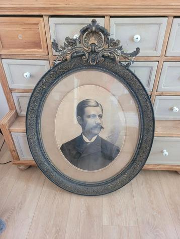Zeer oud ingelijst portret uit 1889 beschikbaar voor biedingen