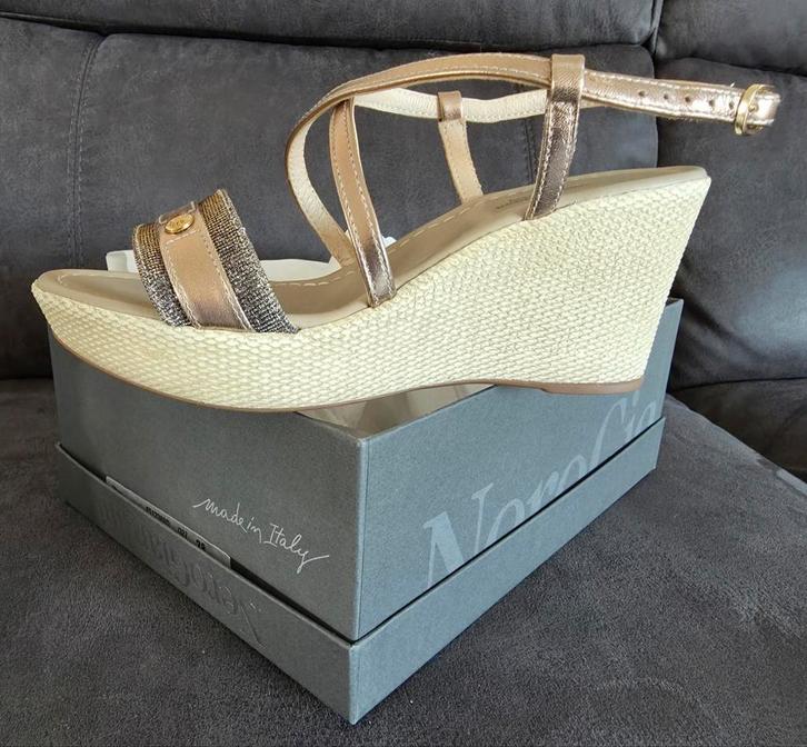 Nieuwe Nero Giardini sleehakken, Kleding | Dames, Schoenen, Nieuw, Sandalen of Muiltjes, Beige, Ophalen of Verzenden