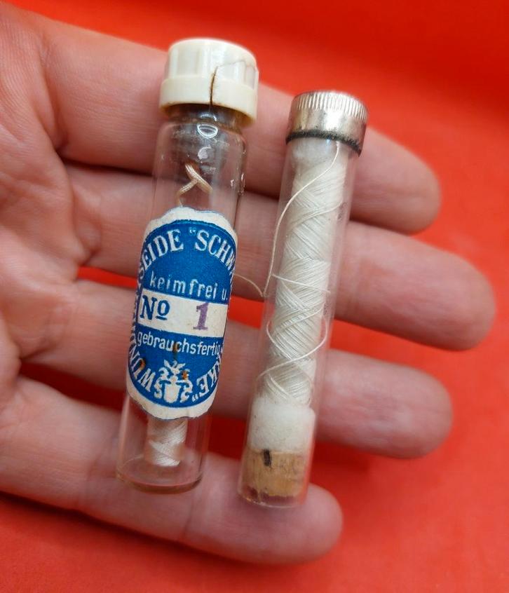 Duitse WO2 chirurgie Sanitätsmaterial

CATGUT Ampullen, Verzamelen, Militaria | Tweede Wereldoorlog, Ophalen of Verzenden