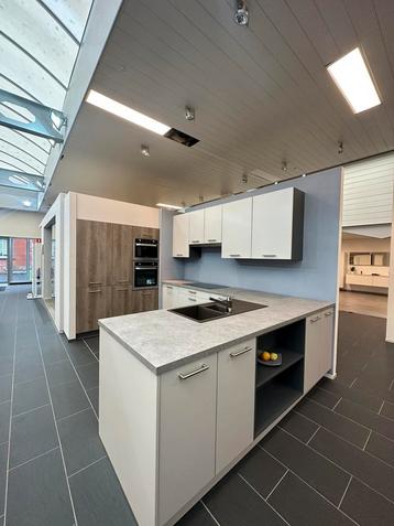 GROTE SHOWROOM KEUKEN + 5 ELECTRO + GEDEMONTEERD + LEVERING