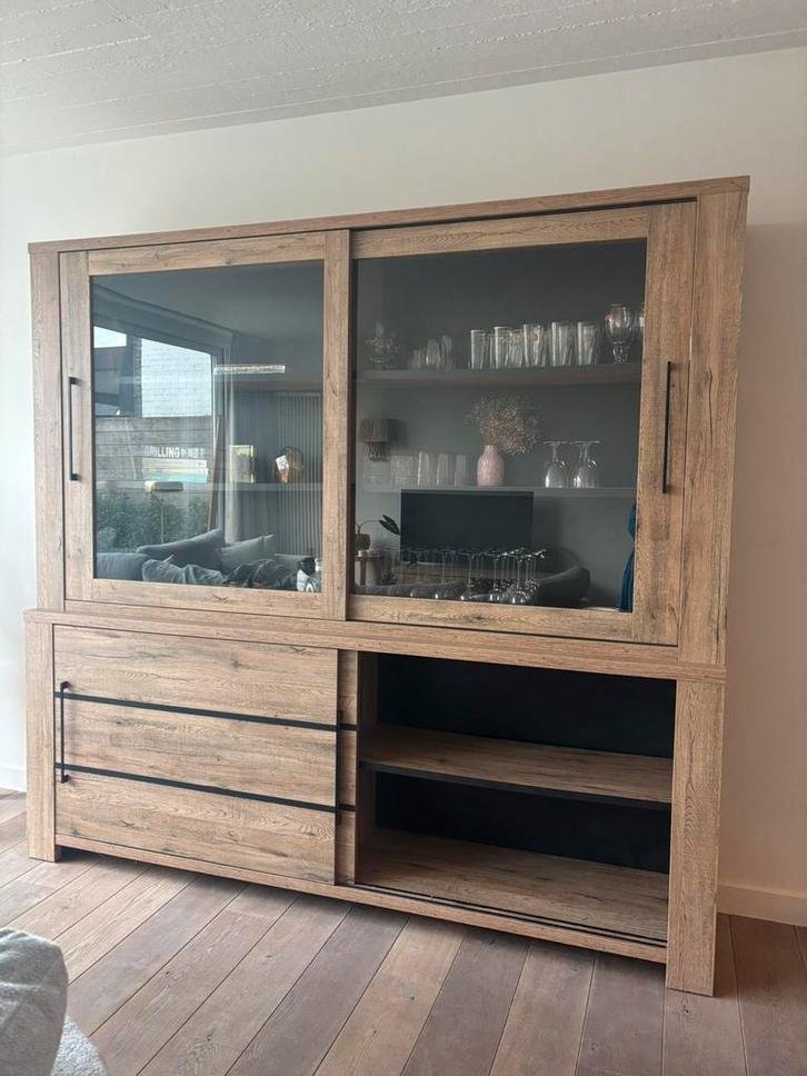 Scarlet oak vitrinekast met ledverlichting, Huis en Inrichting, Kasten | Buffetkasten, Zo goed als nieuw, Ophalen