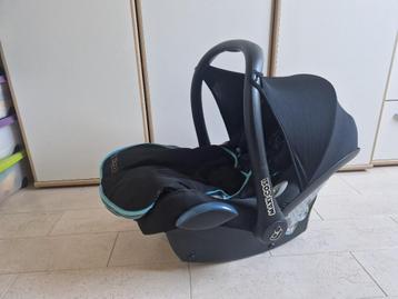 Maxi cosi cabrio fix + toebehoren in heel goed staat beschikbaar voor biedingen