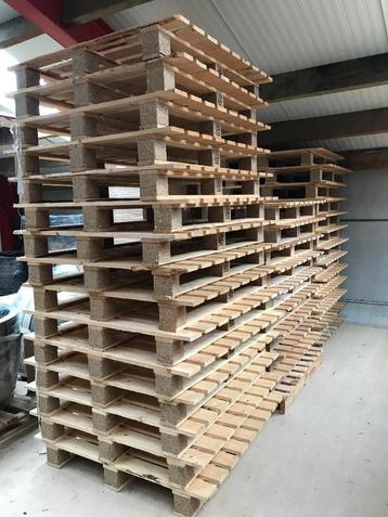 40 Zware houten pallets 120x120cm beschikbaar voor biedingen