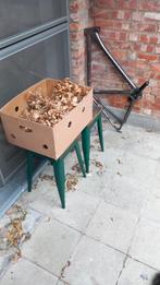 Groene metalen krukjes met houten zitvlak, Huis en Inrichting, Krukjes, Ophalen