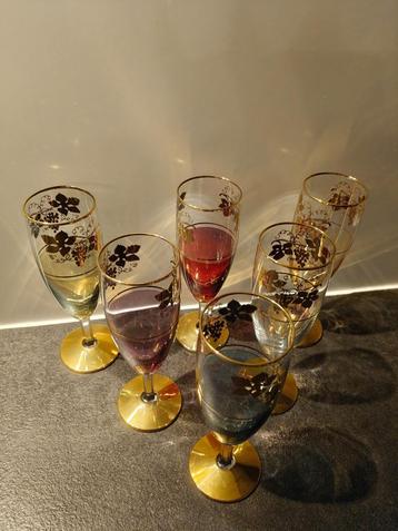 Champagneglazen gekleurd met goud belegd beschikbaar voor biedingen