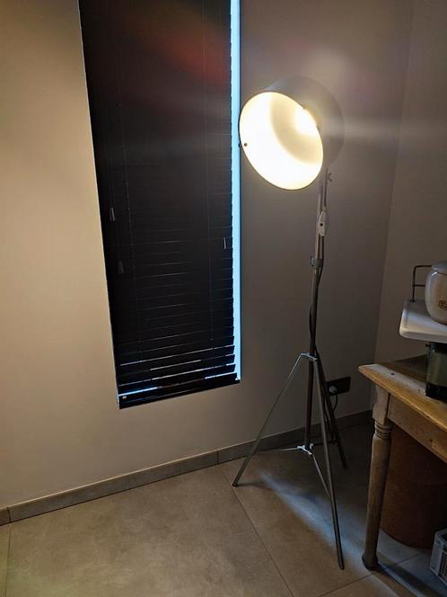 Industriële driepoot lamp Jupiterlicht., Huis en Inrichting, Lampen | Vloerlampen, Gebruikt, 150 tot 200 cm, Metaal, Ophalen