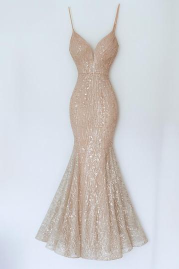 Elegante robe de gala avec reflets dorés.  beschikbaar voor biedingen